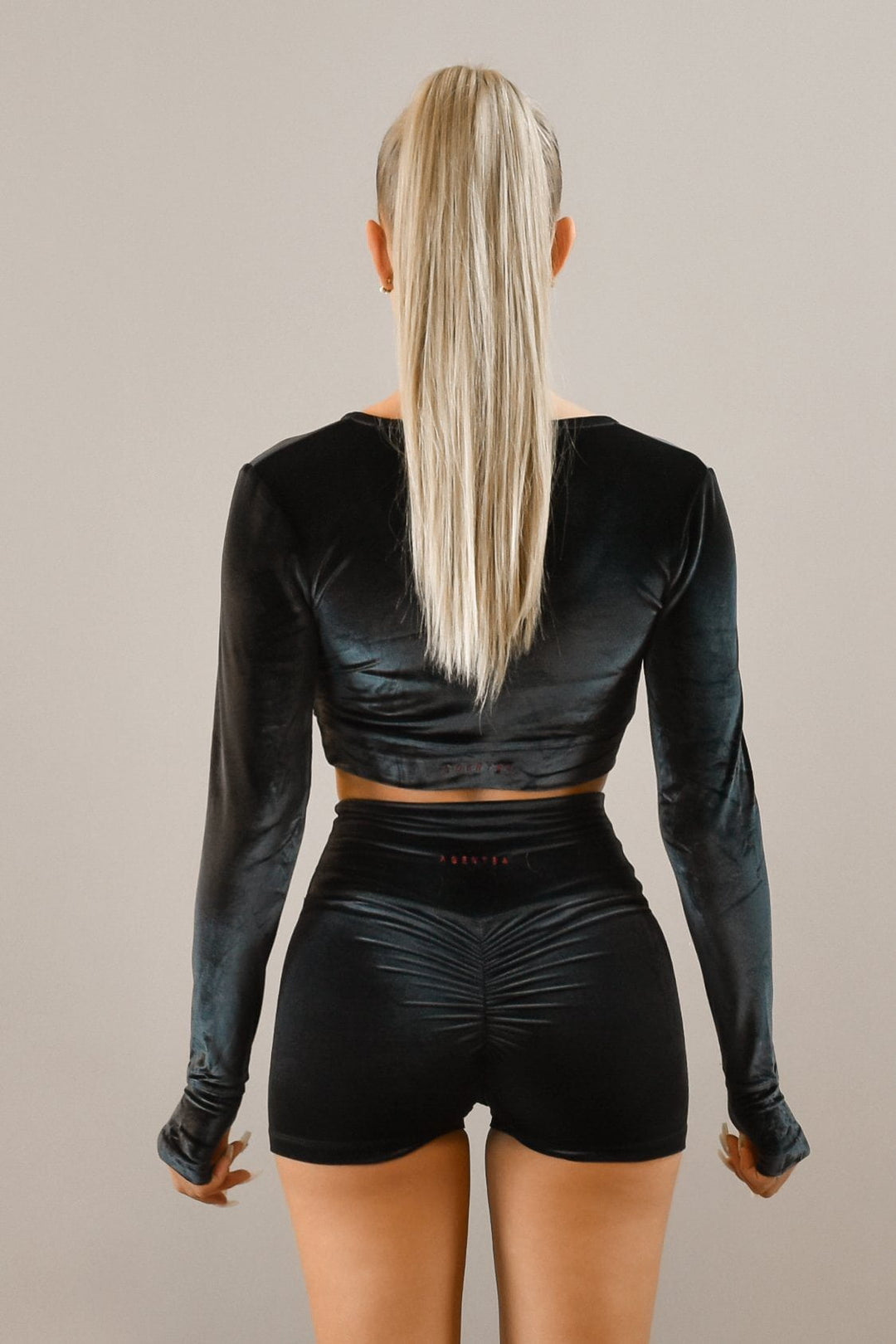 Performance Velvet L/S LA CROP TOP - Licorice
